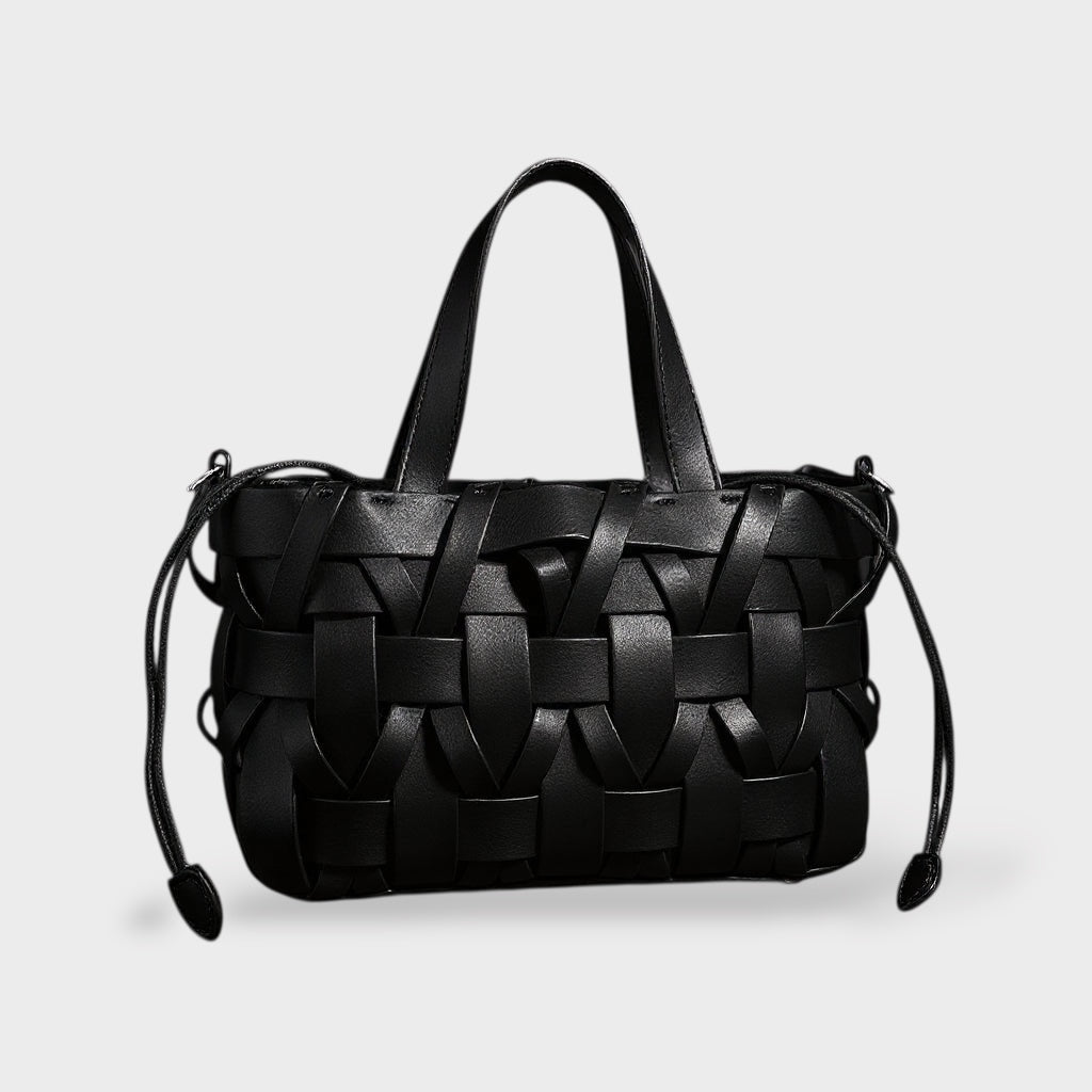 Bolsa feminina trançada com fecho de cordão e alça transversal