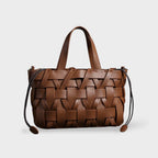 Bolsa feminina trançada com fecho de cordão e alça transversal