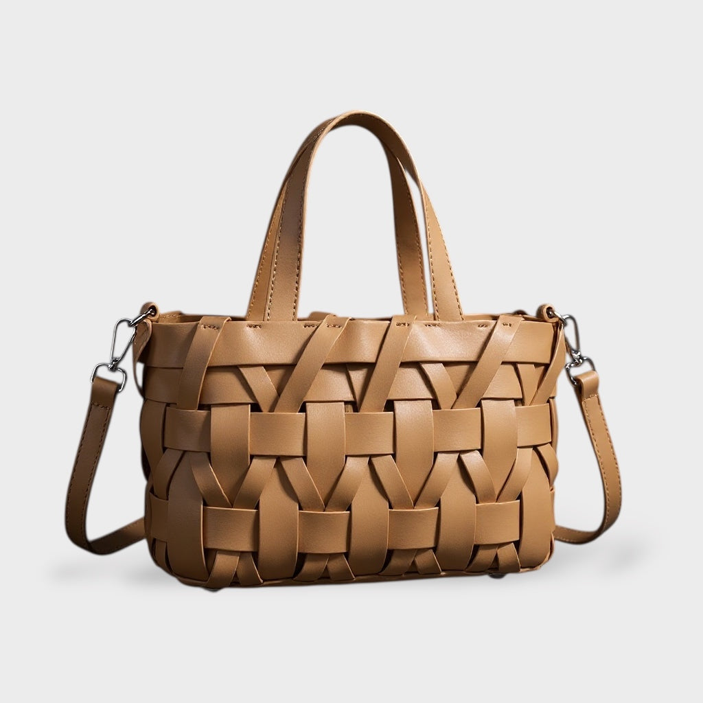 Bolsa feminina trançada com fecho de cordão e alça transversal