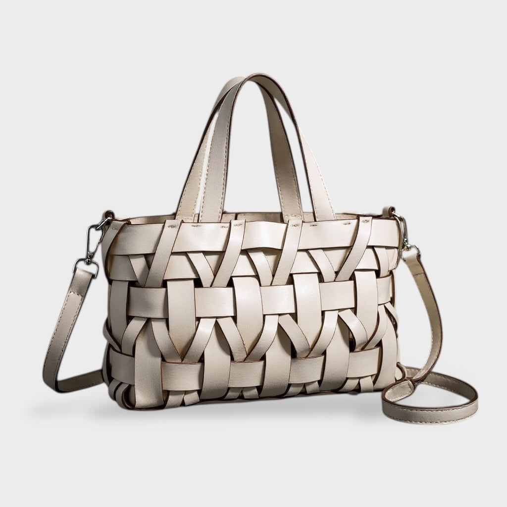 Bolsa feminina trançada com fecho de cordão e alça transversal