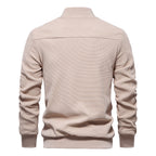 Bomber jacket masculino com fecho de correr e detalhes acolchoados nos ombros