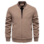 Bomber jacket masculino com fecho de correr e detalhes acolchoados nos ombros