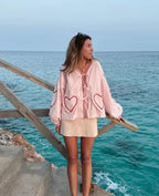 Blusa feminina xadrez romântica com laço frontal e detalhes em coração