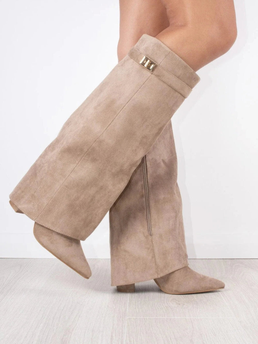 Botas femininas cano alto bico fino com salto e detalhe metálico