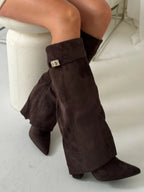 Botas femininas cano alto bico fino com salto e detalhe metálico