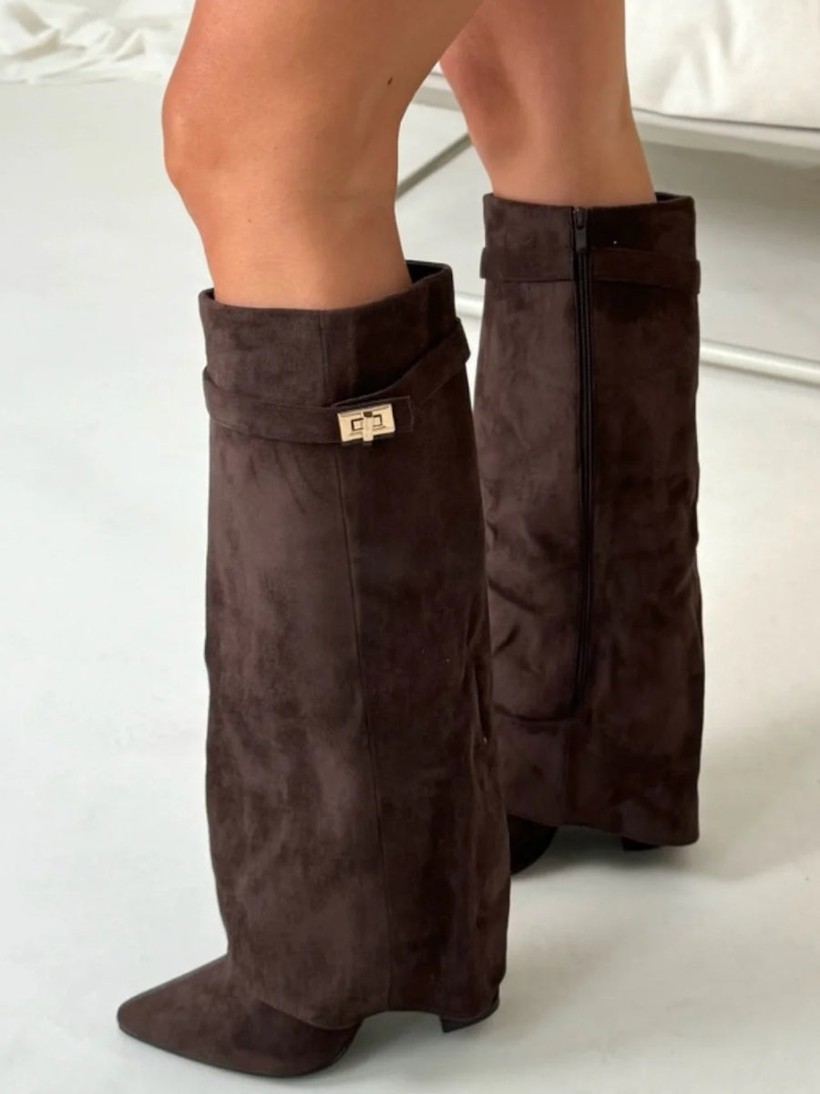 Botas femininas cano alto bico fino com salto e detalhe metálico