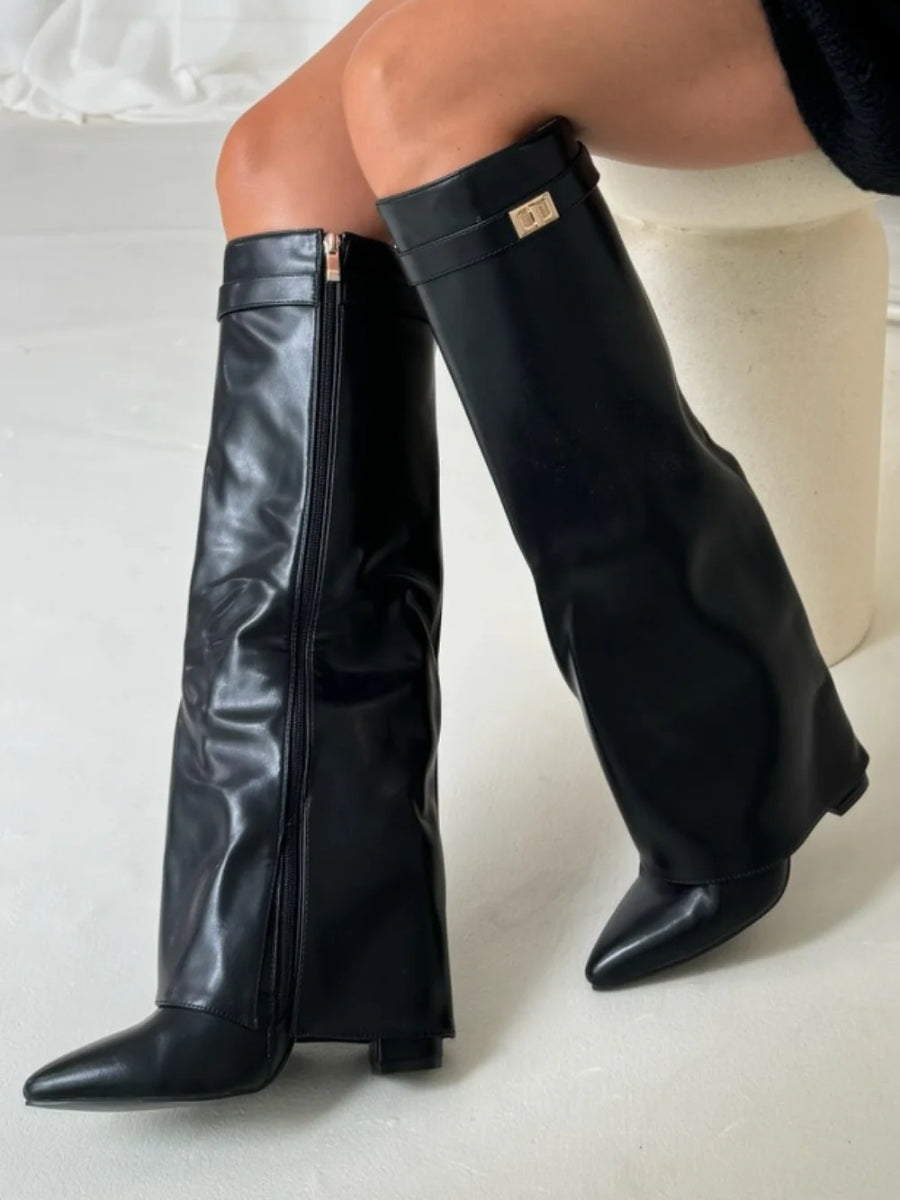 Botas femininas cano alto bico fino com salto e detalhe metálico