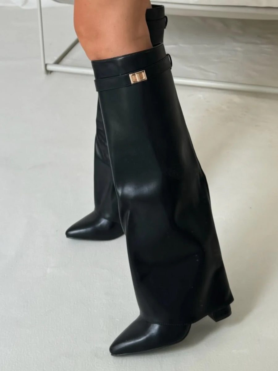Botas femininas cano alto bico fino com salto e detalhe metálico