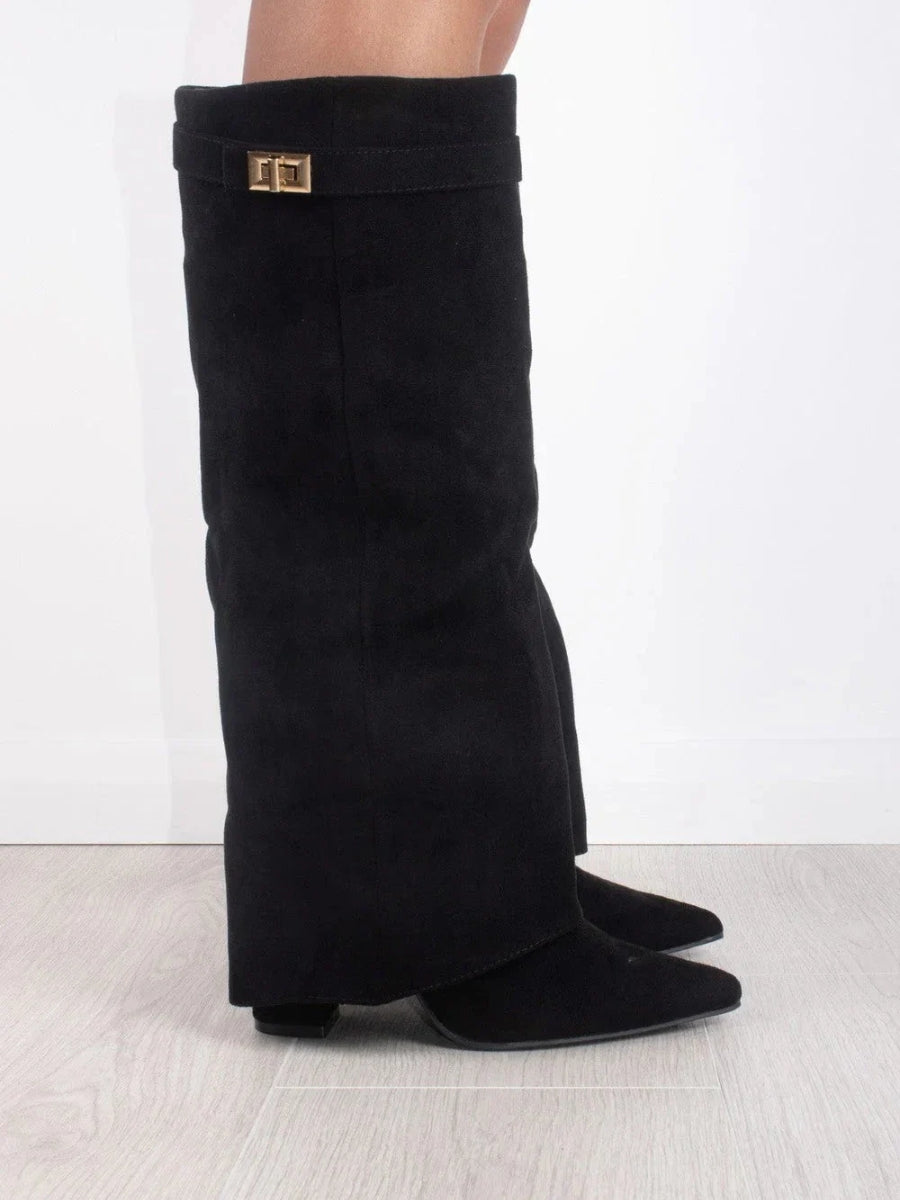 Botas femininas cano alto bico fino com salto e detalhe metálico
