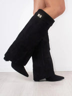 Botas femininas cano alto bico fino com salto e detalhe metálico