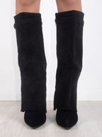 Botas femininas cano alto bico fino com salto e detalhe metálico