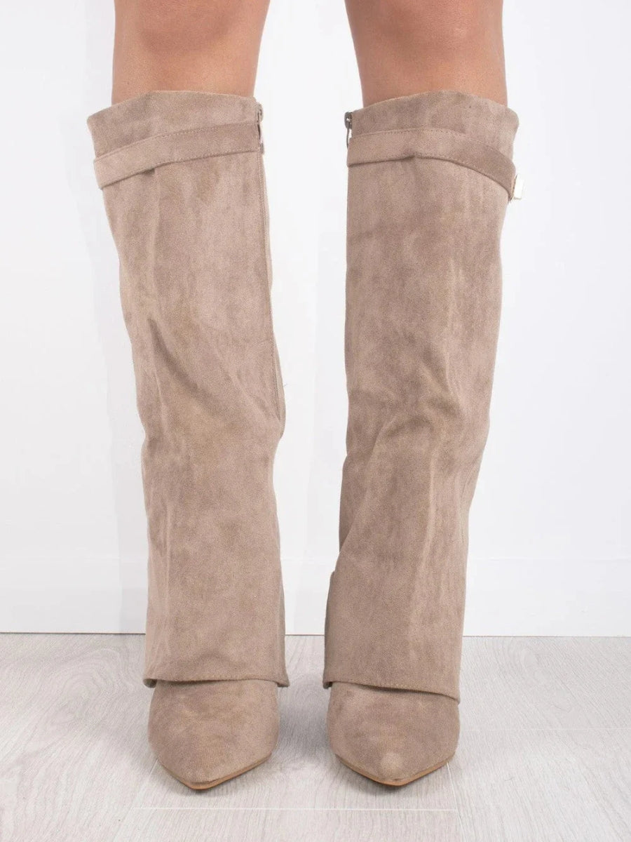 Botas femininas cano alto bico fino com salto e detalhe metálico