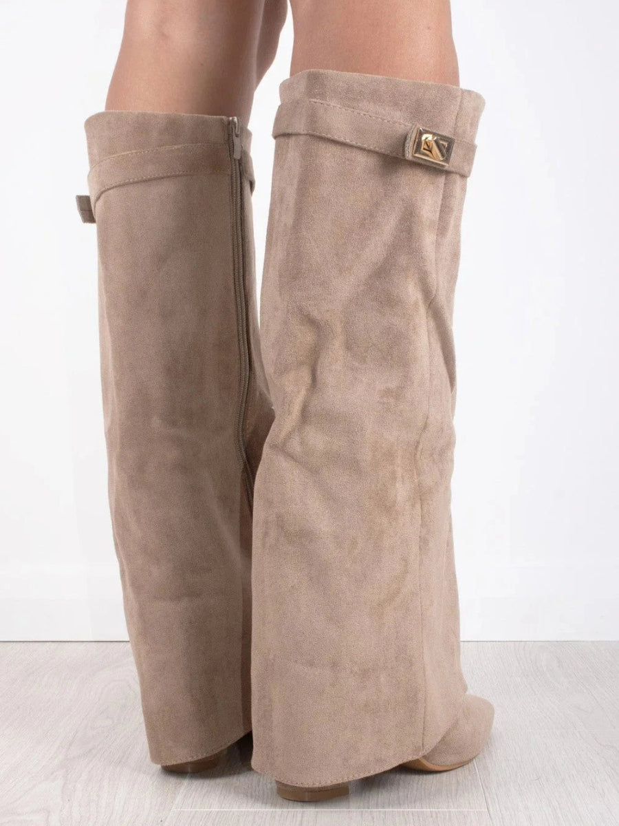 Botas Femininas Joelho Alto | Bico Fino e Salto | Camurça