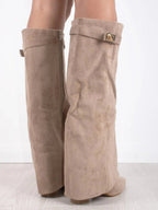 Botas femininas cano alto bico fino com salto e detalhe metálico