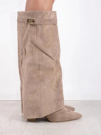 Botas femininas cano alto bico fino com salto e detalhe metálico