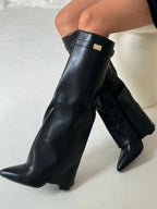 Botas femininas cano alto bico fino com salto e detalhe metálico