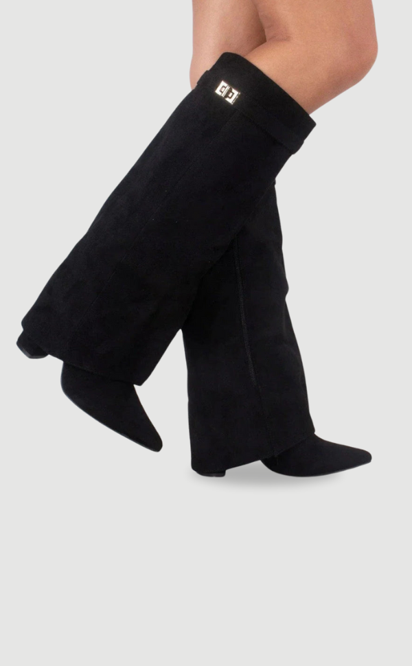 Botas femininas cano alto bico fino com salto e detalhe metálico