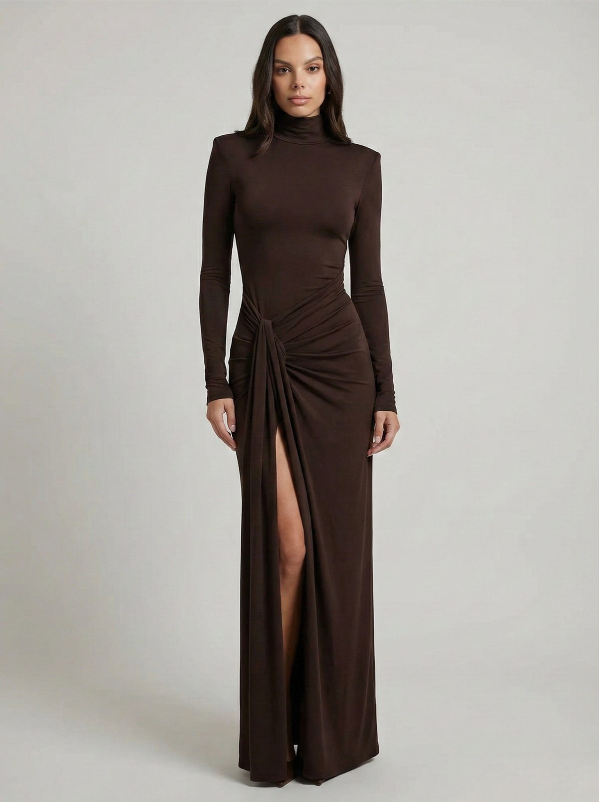 Vestido maxi franzido gola alta com fenda lateral, tecido elástico macio