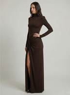 Vestido maxi franzido gola alta com fenda lateral, tecido elástico macio