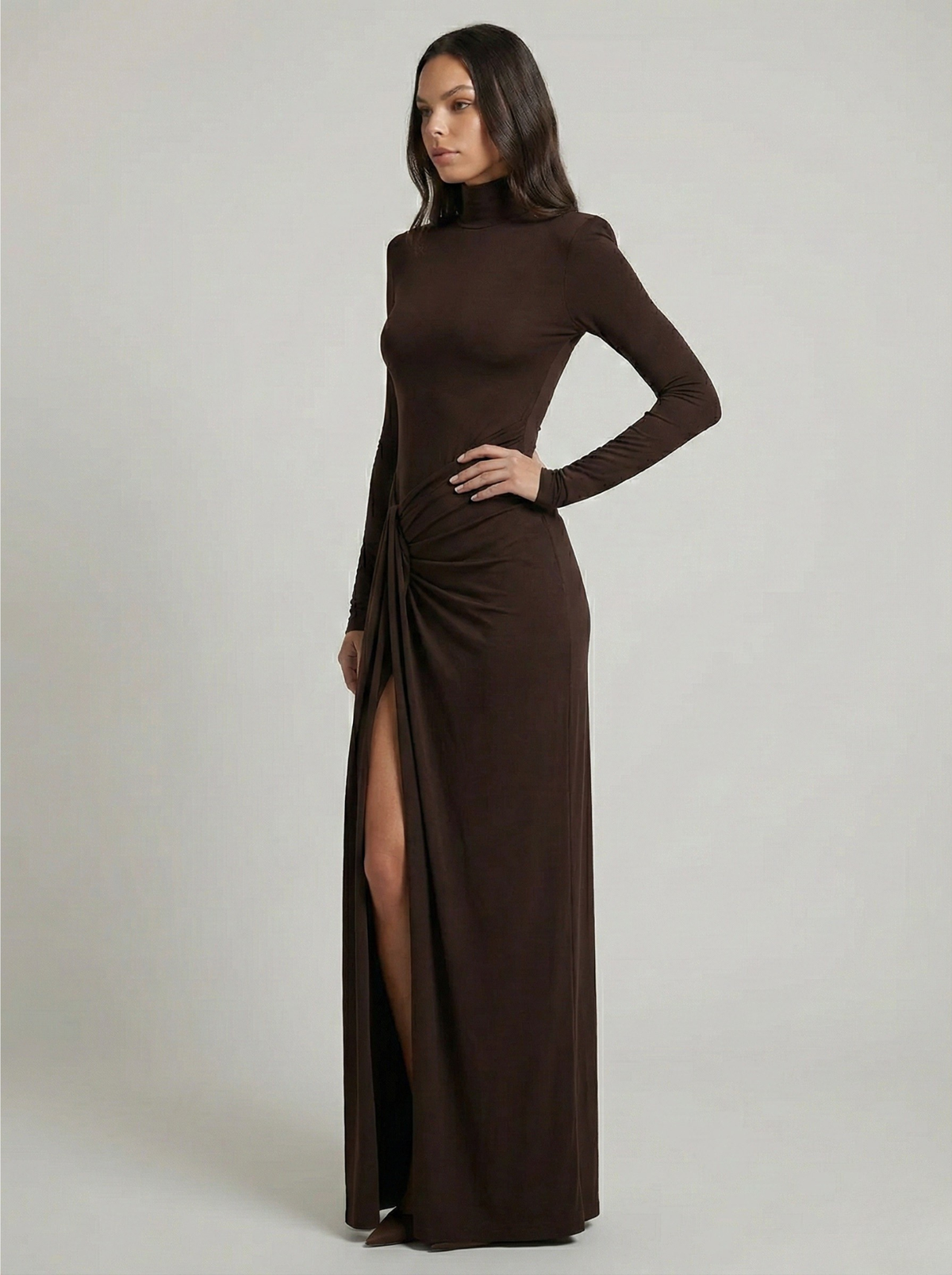 Vestido maxi franzido gola alta com fenda lateral, tecido elástico macio