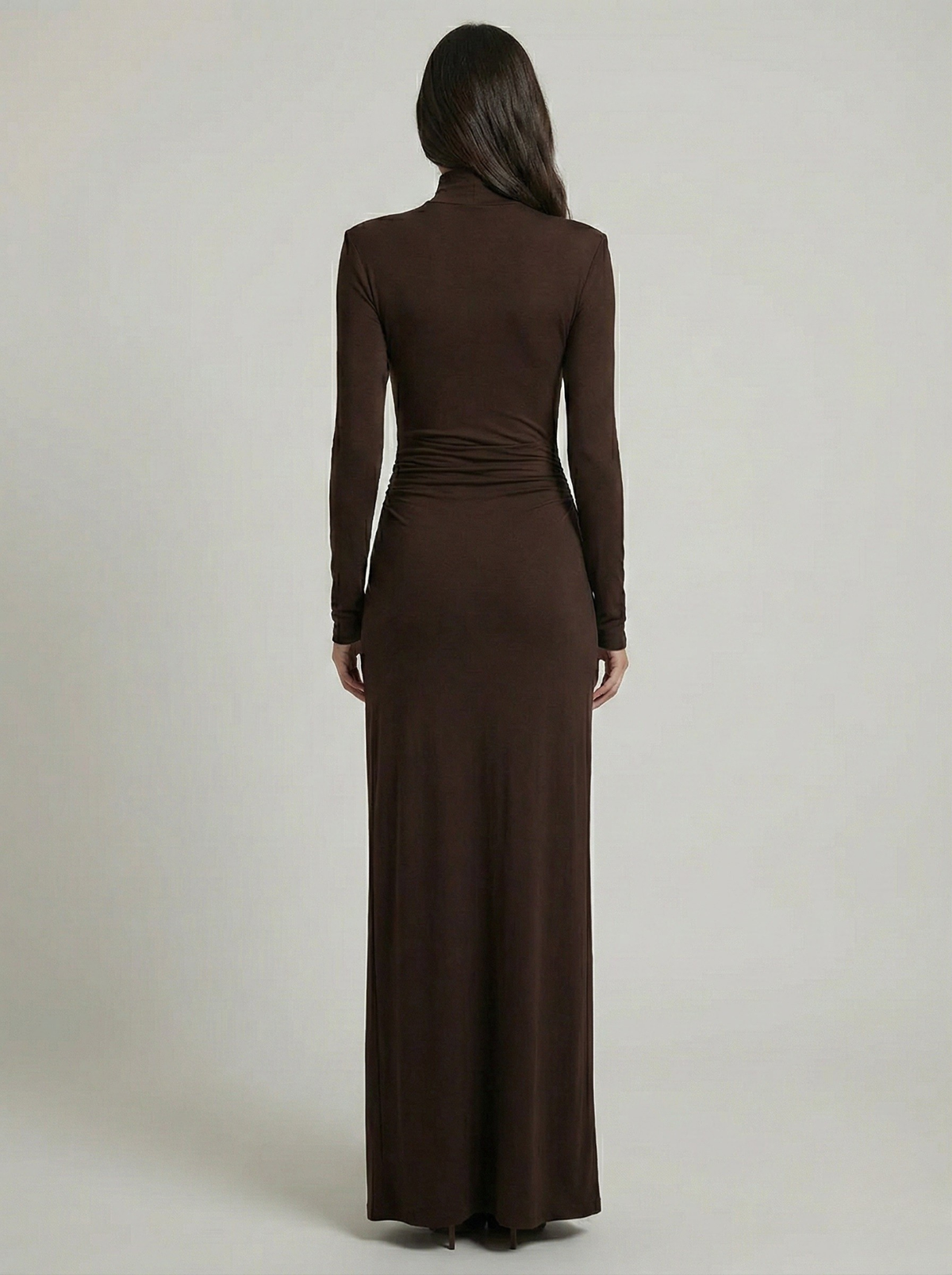 Vestido maxi franzido gola alta com fenda lateral, tecido elástico macio