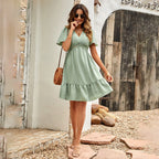 Vestido feminino mini decote V com babado na barra e corte A-line