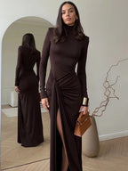 Vestido maxi franzido gola alta com fenda lateral, tecido elástico macio