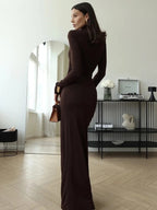 Vestido maxi franzido gola alta com fenda lateral, tecido elástico macio