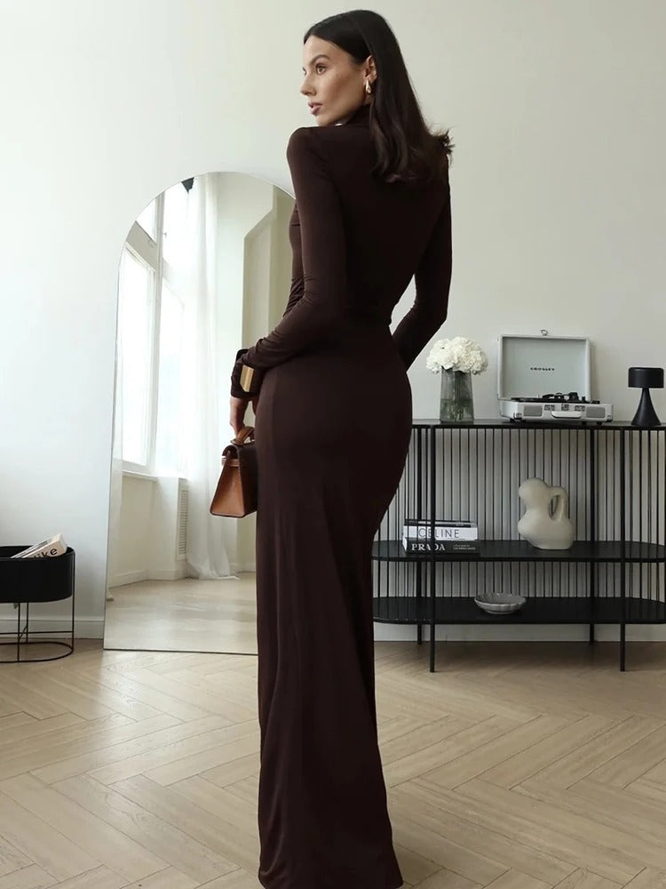 Vestido maxi franzido gola alta com fenda lateral, tecido elástico macio