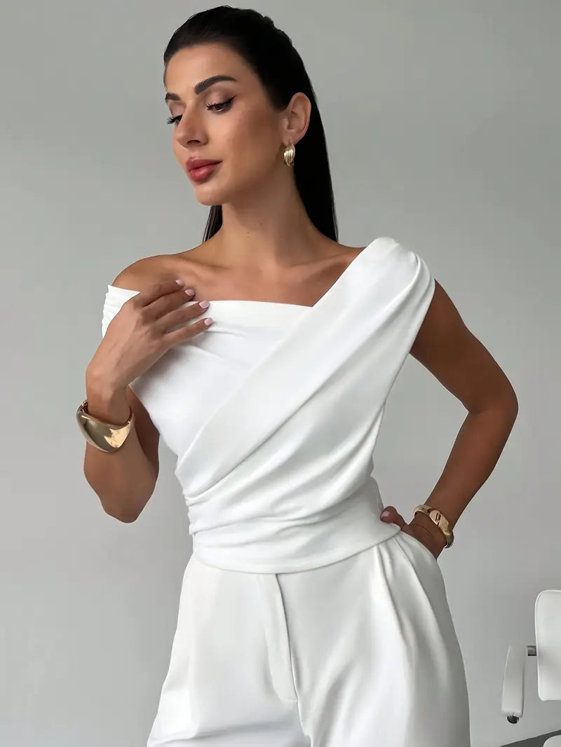 Blusa feminina drapeada nos ombros silhueta moderna elegante
