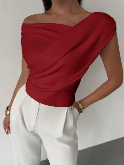 Blusa feminina drapeada nos ombros silhueta moderna elegante
