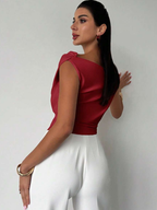 Blusa feminina drapeada nos ombros silhueta moderna elegante