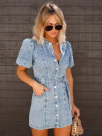 Vestido jeans mini feminino com silhueta marcante e comprimento curto