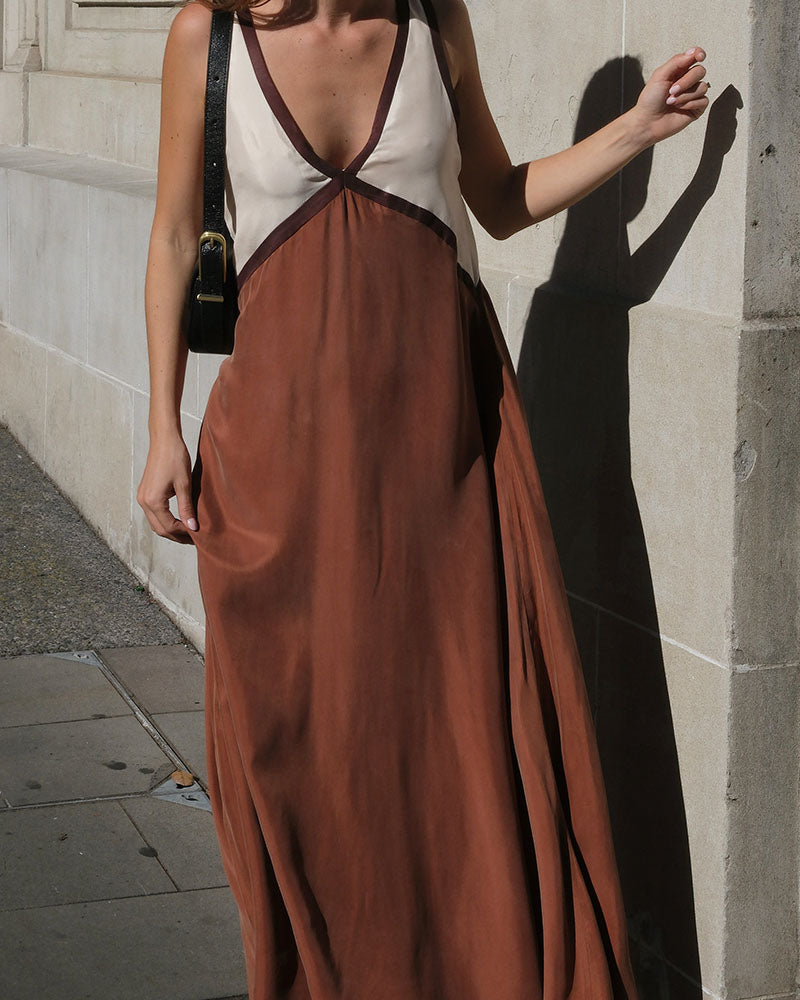 Vestido maxi feminino bicolor com decote V silhueta fluida e elegante