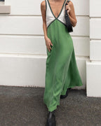 Vestido maxi feminino bicolor com decote V silhueta fluida e elegante