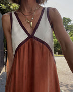 Vestido maxi feminino bicolor com decote V silhueta fluida e elegante