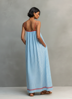 Vestido maxi feminino de riscas com alças finas e detalhe em vermelho
