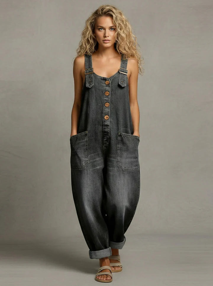Jardineiras jeans femininas relaxed com bolsos patch e botões frontais