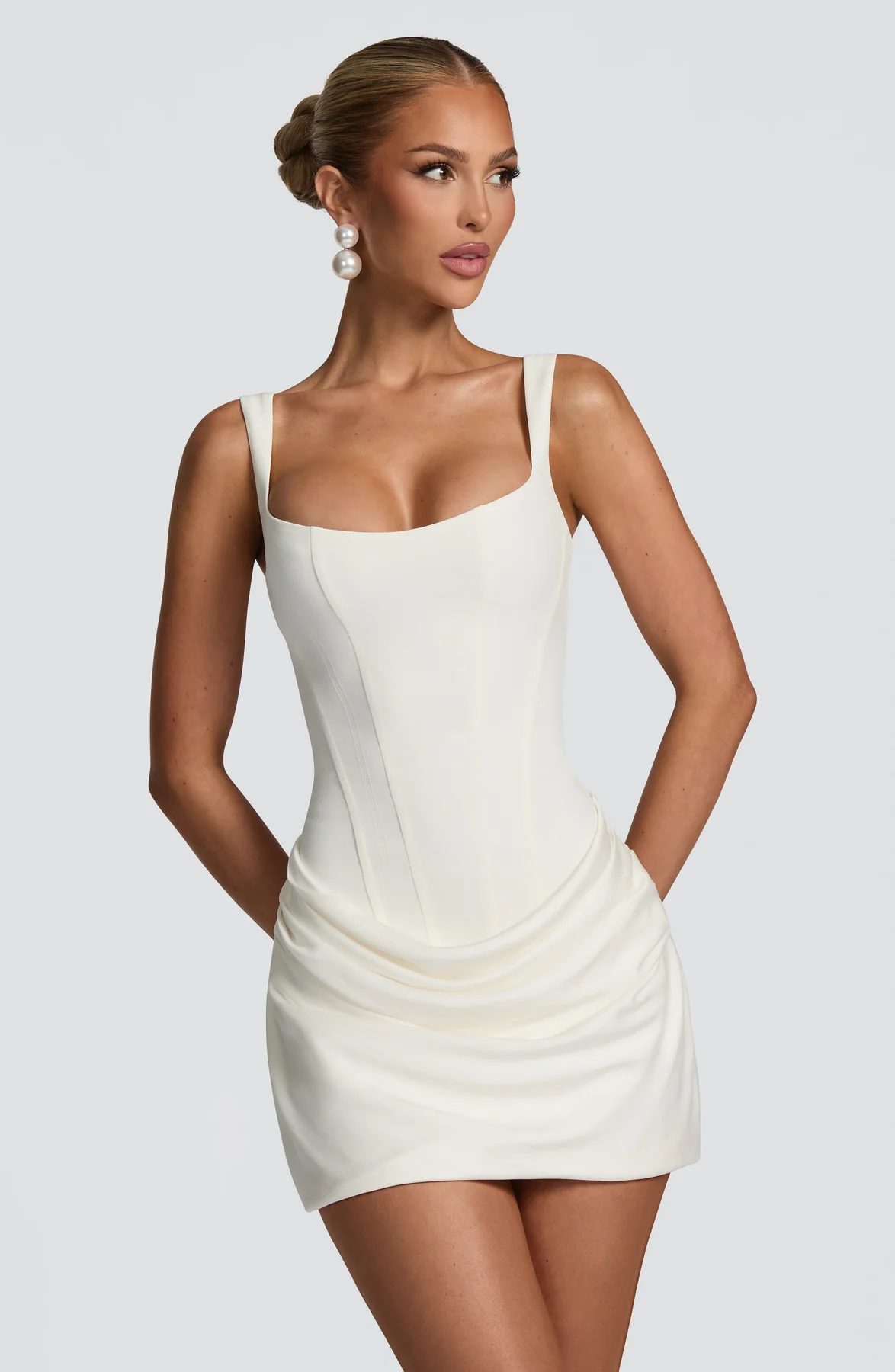 Vestido mini mulher decote quadrado saia drapeada e costas com atacadores