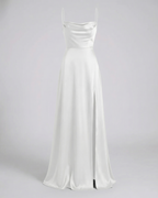 Vestido longo feminino com alças finas ajustáveis e fenda lateral elegante