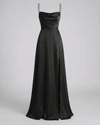 Vestido longo feminino com alças finas ajustáveis e fenda lateral elegante