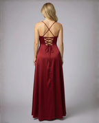 Vestido longo feminino com alças finas ajustáveis e fenda lateral elegante