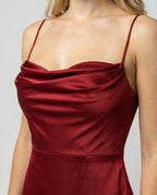 Vestido longo feminino com alças finas ajustáveis e fenda lateral elegante