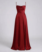 Vestido longo feminino com alças finas ajustáveis e fenda lateral elegante