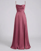 Vestido longo feminino com alças finas ajustáveis e fenda lateral elegante