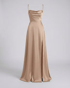 Vestido longo feminino com alças finas ajustáveis e fenda lateral elegante