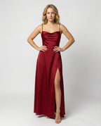 Vestido longo feminino com alças finas ajustáveis e fenda lateral elegante