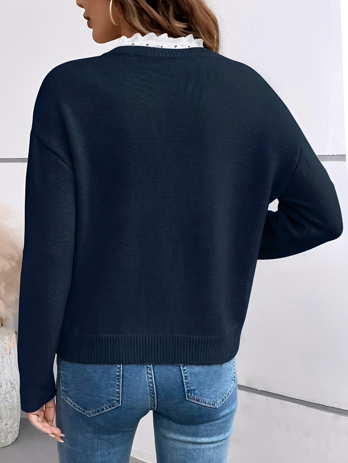 Blusa feminina com renda na gola manga longa corte ajustado