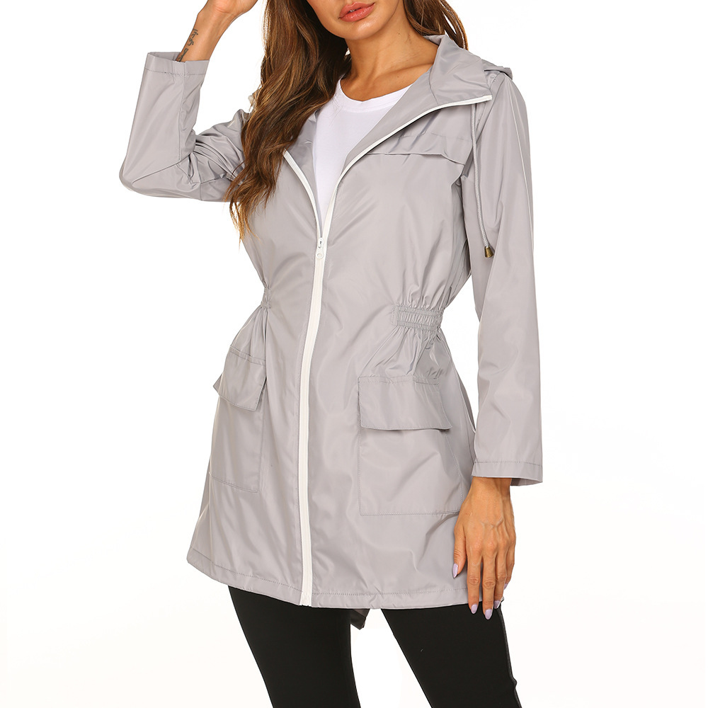 Casaco de chuva feminino com capuz integrado e fecho zip comprimento médio
