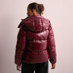 Veste matelassê mulher com capuz amovível tecido brilhante repelente